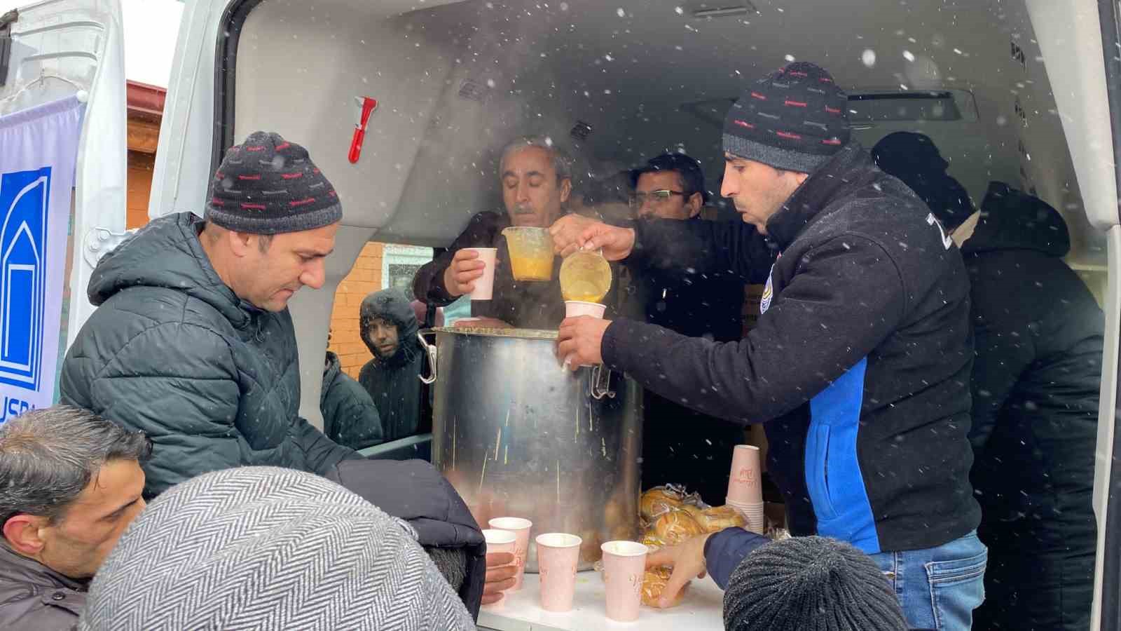 Tuşba Belediyesinden depremzedelere sıcak çorba ikramı