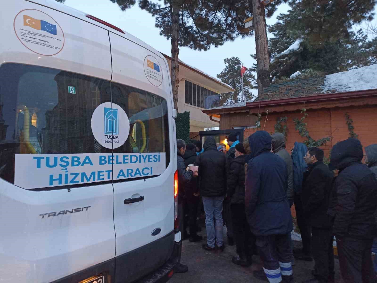 Tuşba Belediyesinden depremzedelere sıcak çorba ikramı