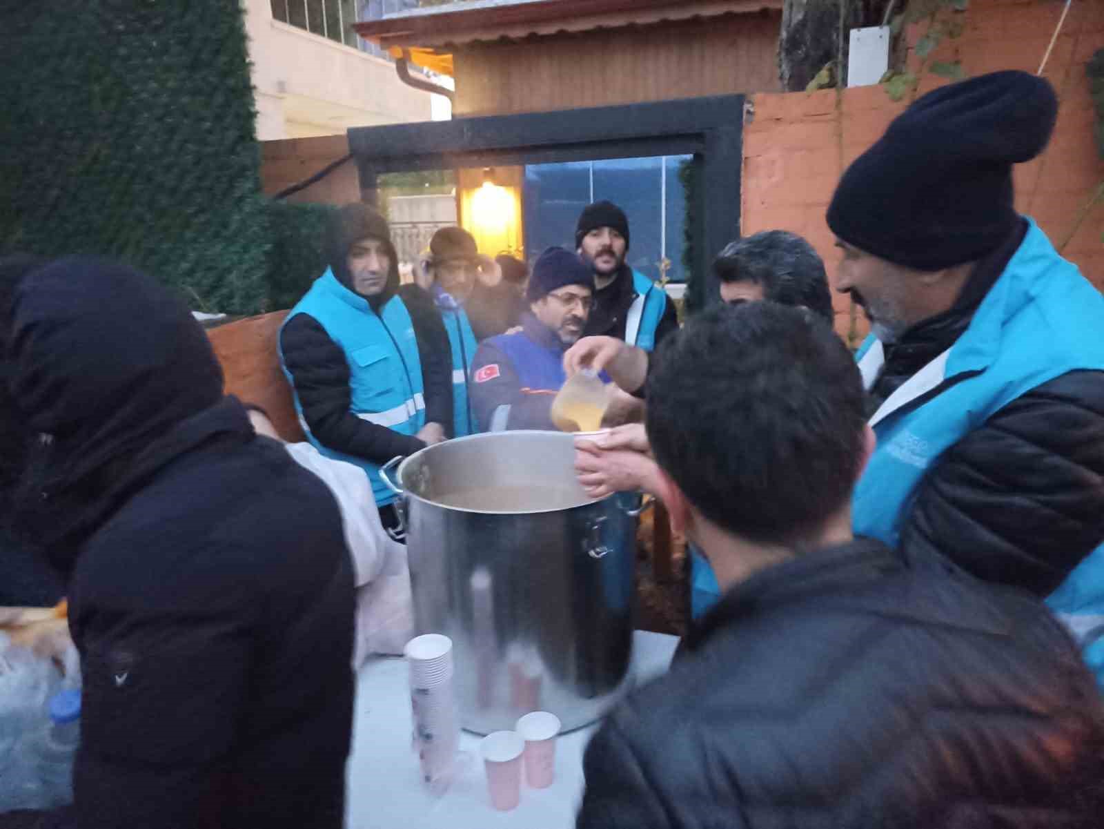 Tuşba Belediyesinden depremzedelere sıcak çorba ikramı