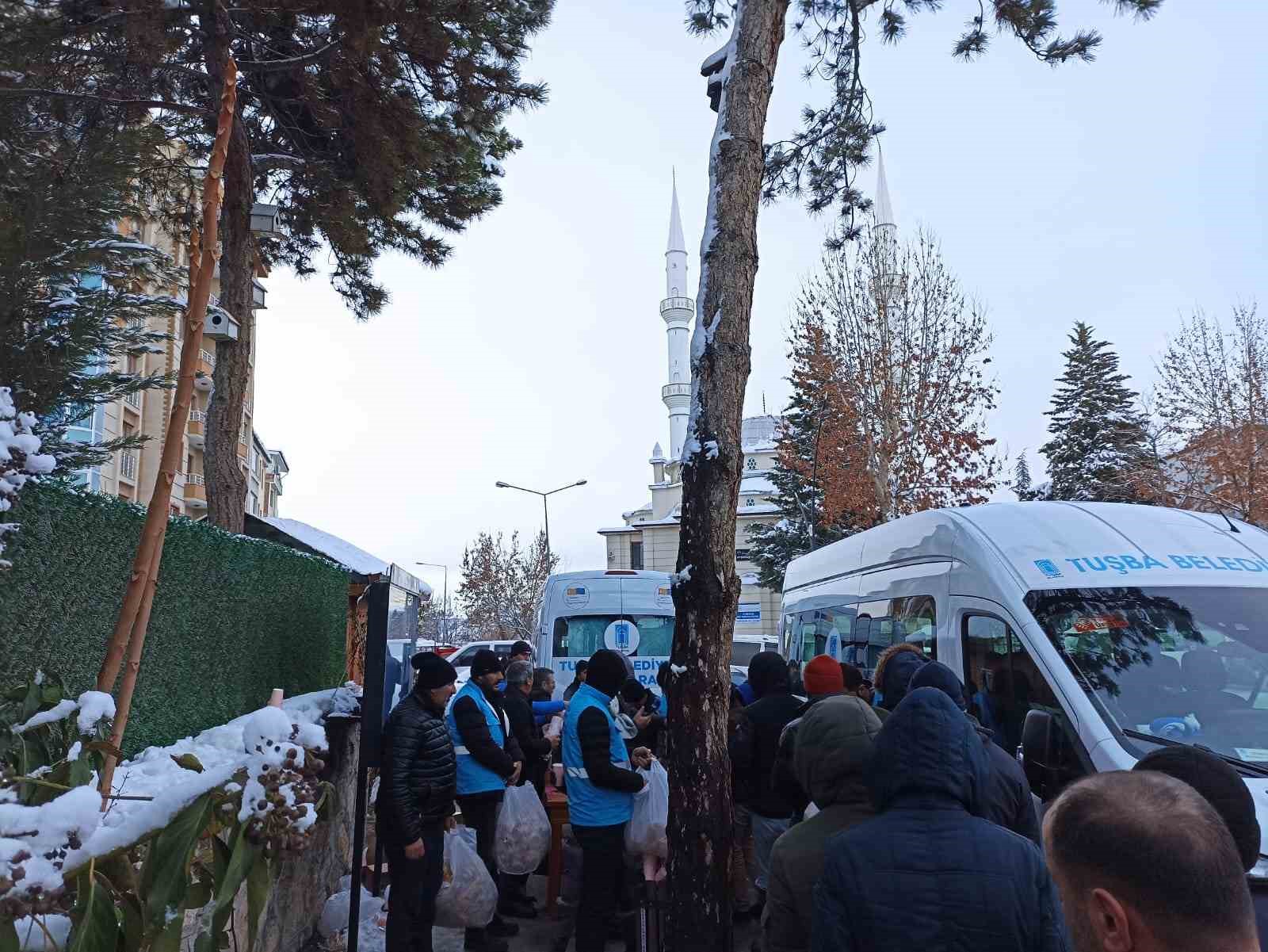 Tuşba Belediyesinden depremzedelere sıcak çorba ikramı