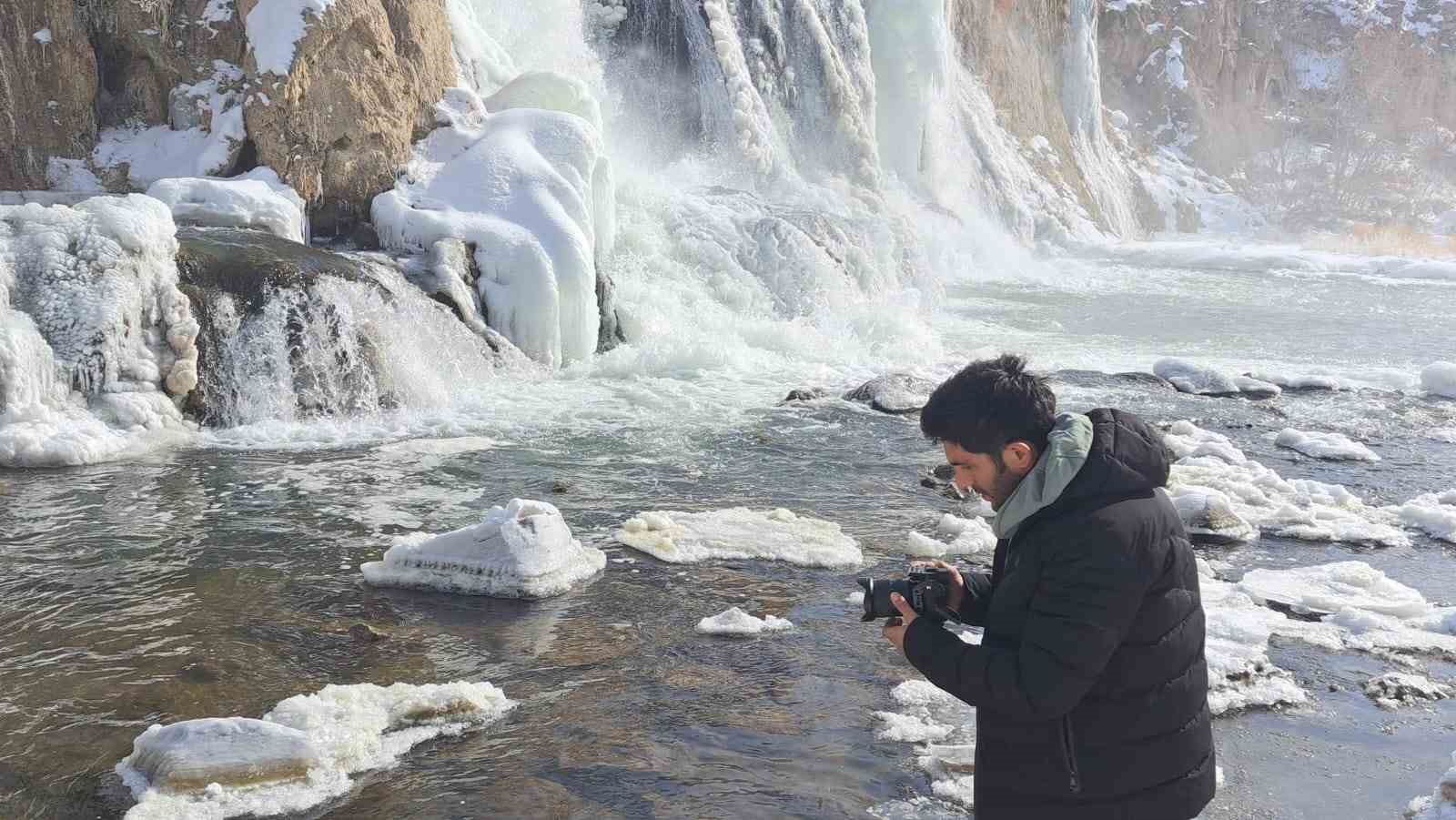 Kısmen donan Muradiye Şelalesi’ne yoğun ilgi