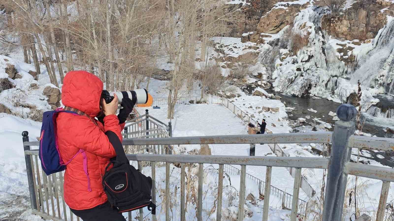 Kısmen donan Muradiye Şelalesi’ne yoğun ilgi