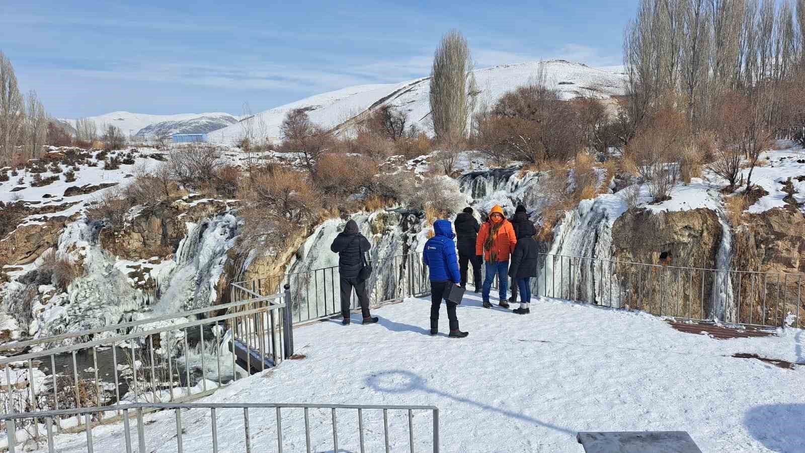 Kısmen donan Muradiye Şelalesi’ne yoğun ilgi