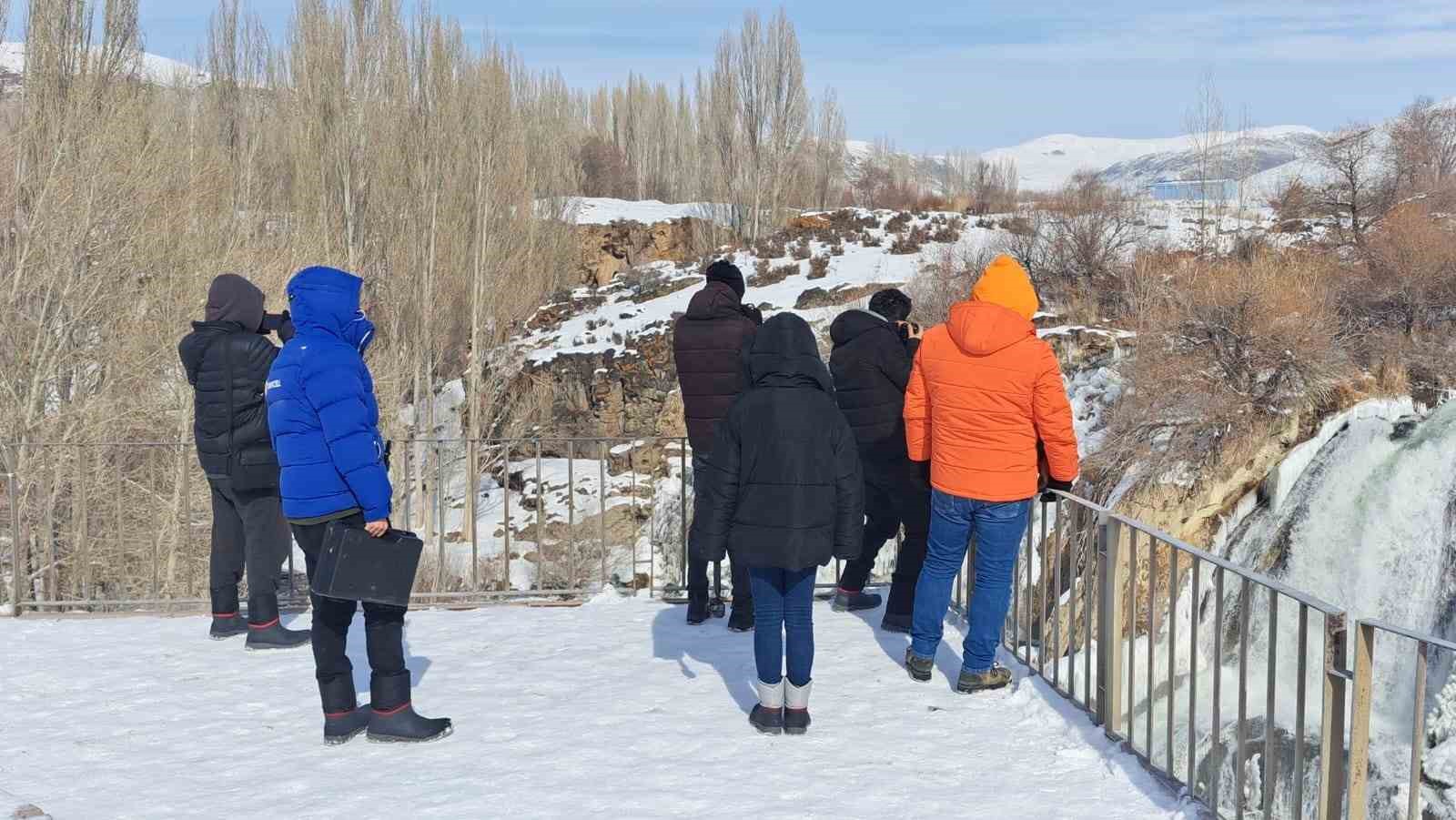 Kısmen donan Muradiye Şelalesi’ne yoğun ilgi