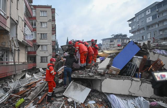 10 ili vuran depremde bilanço çok ağır! Hayatını kaybedenlerin sayısı her geçen dakika artıyor