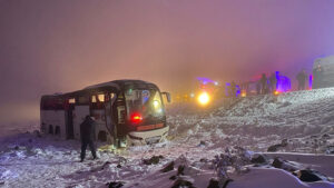 Yolcu otobüsü devrildi! 4’ü ağır 30 kişi yaralandı
