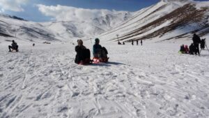 Depremzede çocukların kayak keyfi