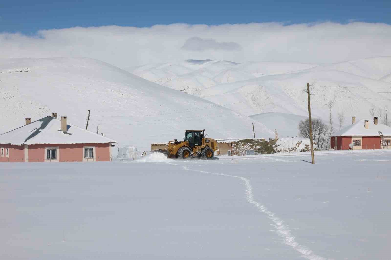 Gürpınar Belediyesi karla mücadele çalışmalarını aralıksız sürdürüyor