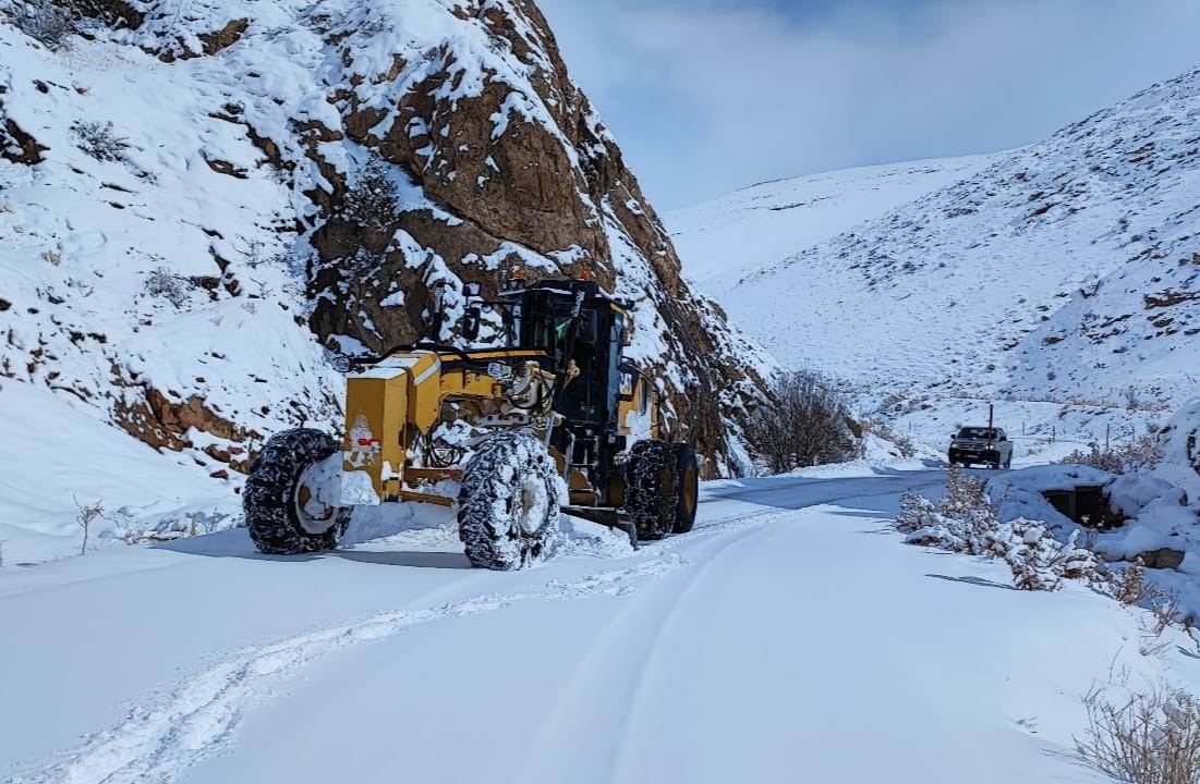 Gürpınar Belediyesi karla mücadele çalışmalarını aralıksız sürdürüyor