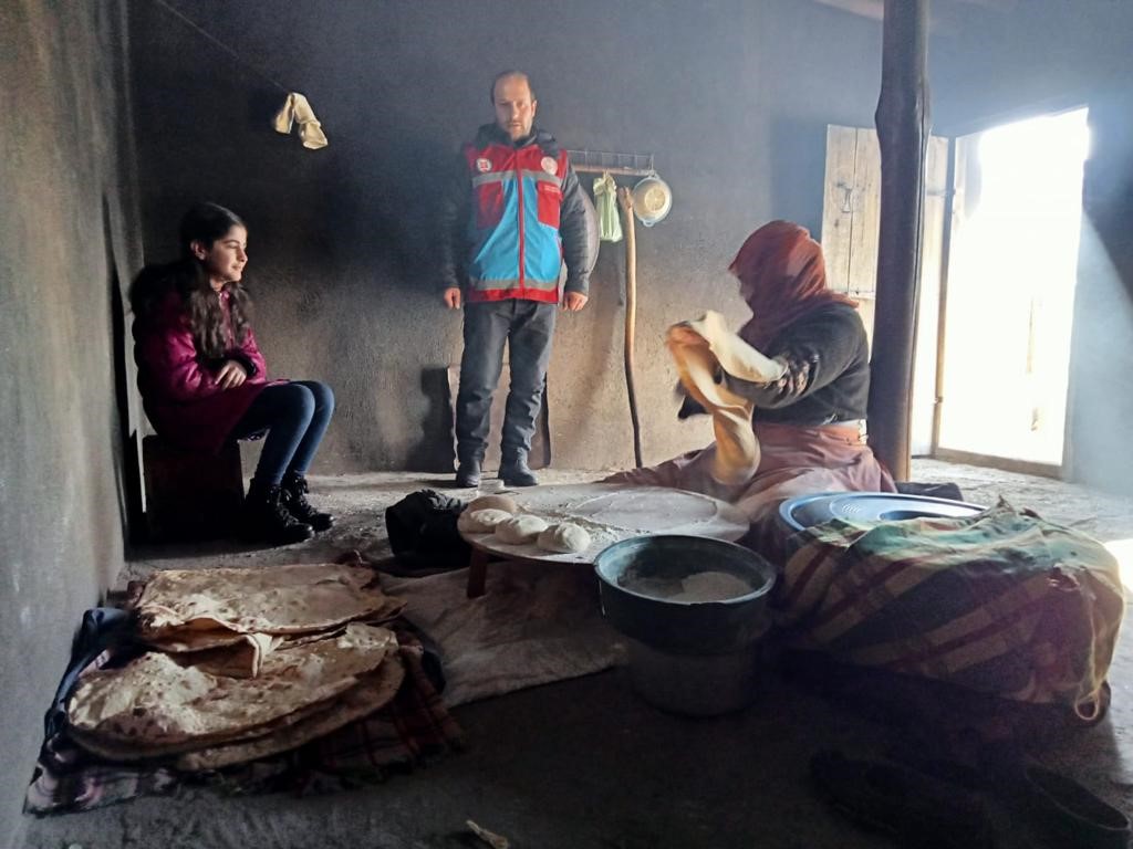 Çaldıranlı kadınlar depremzedeler için ekmek pişirdi