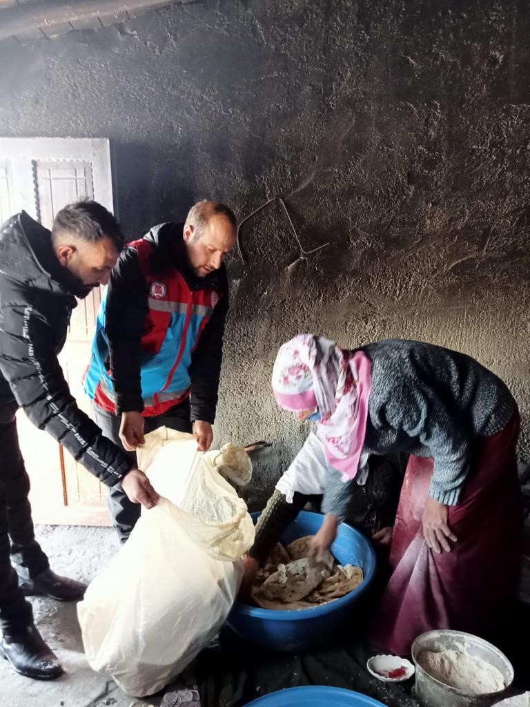 Çaldıranlı kadınlar depremzedeler için ekmek pişirdi