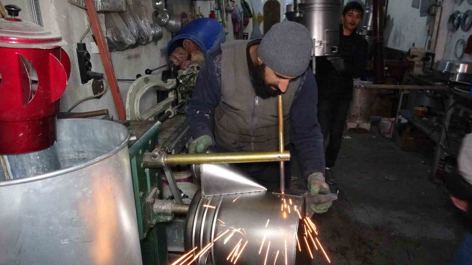 Depremzedeler üşümesin diye yoğun soba üretimi