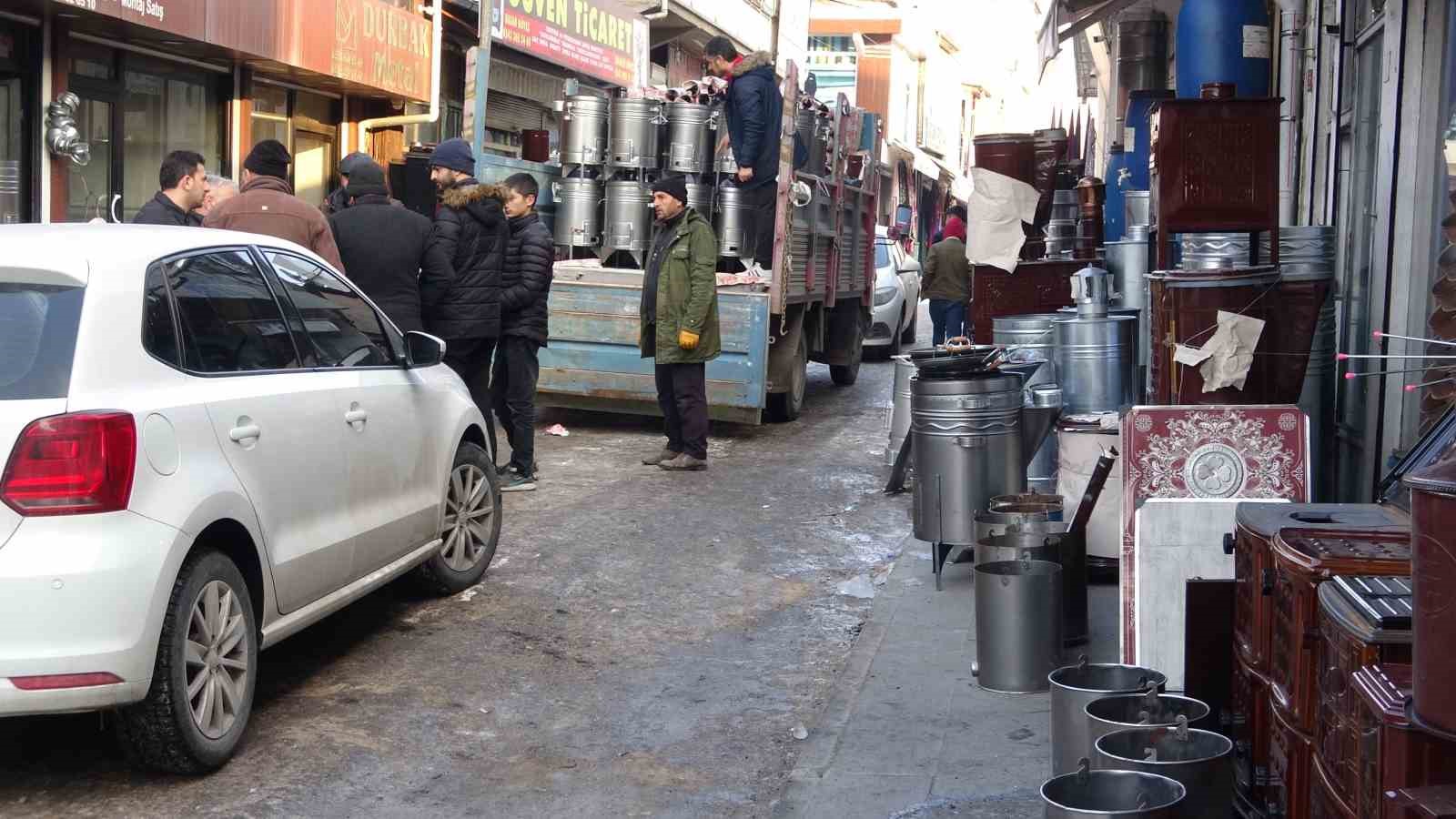 Depremzedeler üşümesin diye yoğun soba üretimi