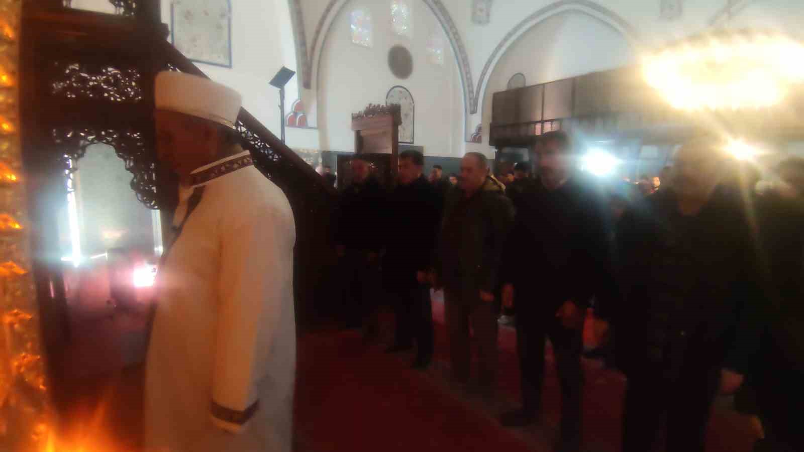 Depremde hayatını kaybedenler için tarihi Hüsrev Paşa Camii’nde gıyabi cenaze namazı kılındı