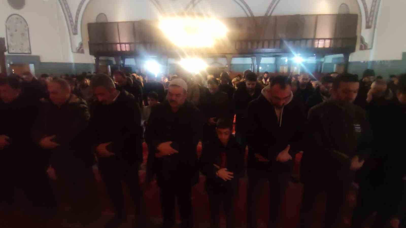 Depremde hayatını kaybedenler için tarihi Hüsrev Paşa Camii’nde gıyabi cenaze namazı kılındı