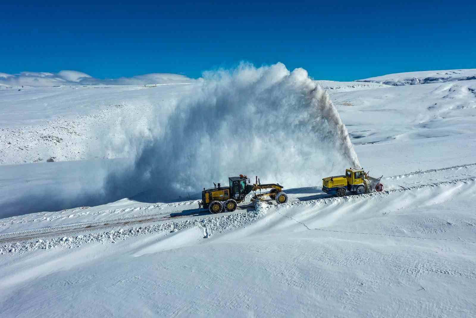Van Büyükşehir Belediyesinden Süphan Dağı eteklerinde zorlu kar mesaisi