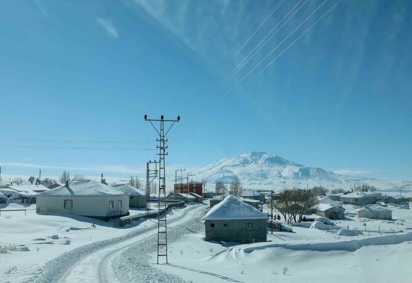 Van Büyükşehir Belediyesinden Süphan Dağı eteklerinde zorlu kar mesaisi