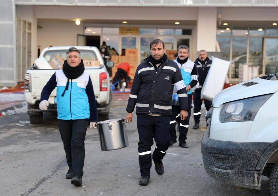 Van Valiliği koordinasyonunda depremzedelere sıcak yemek