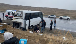 Van’da sporcuları taşıyan midibüs kaza yaptı