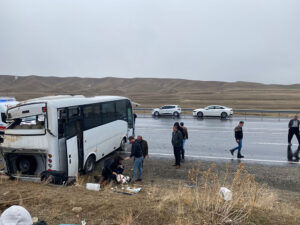 Van’da sporcuları taşıyan midibüs kaza yaptı