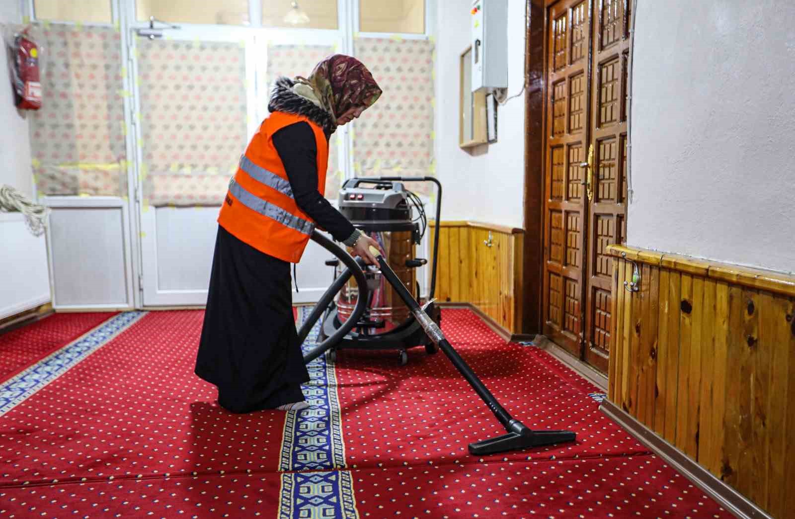 Van’da Ramazan öncesi cami temizliği