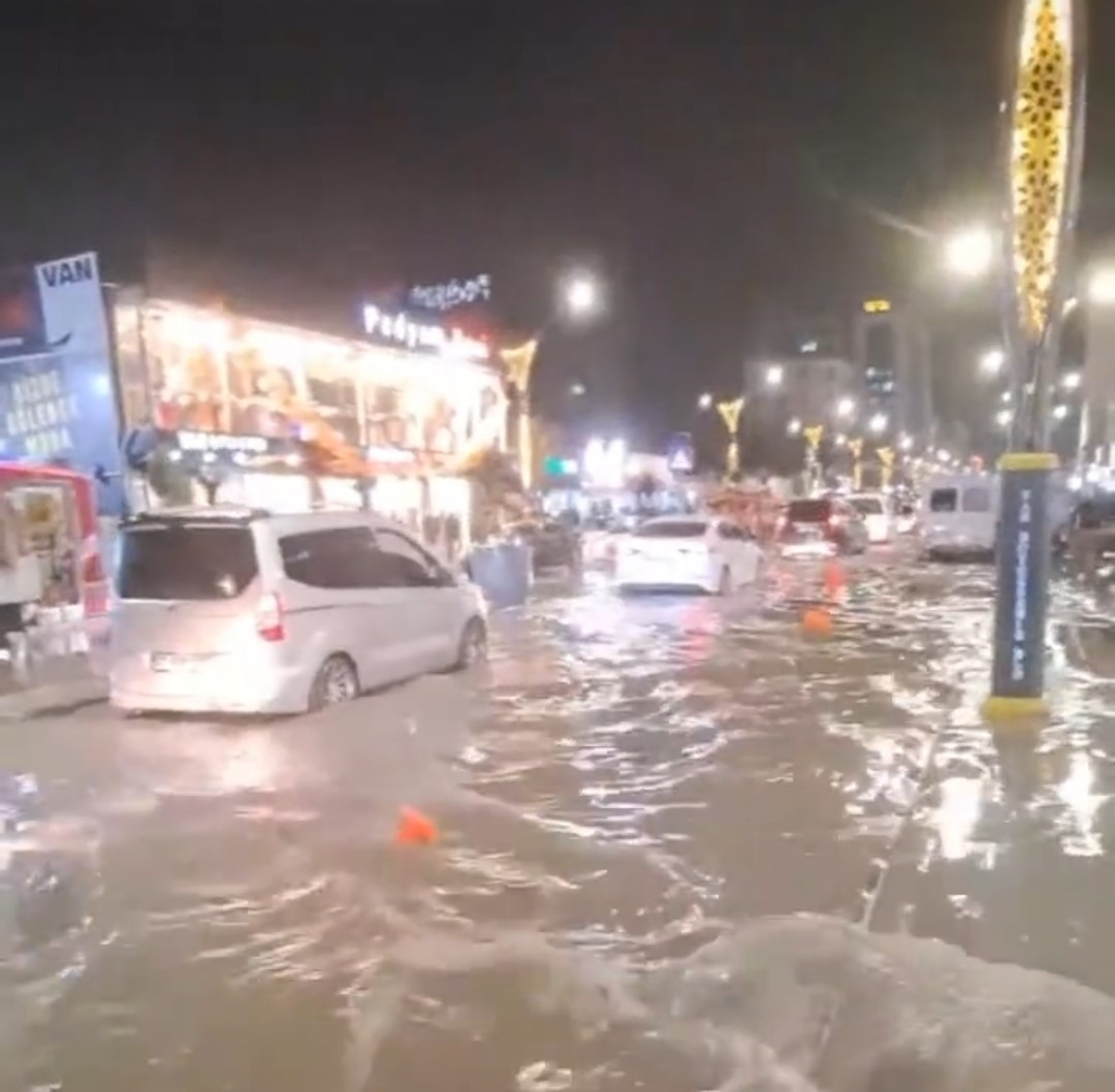 Van’da sağanak yağış etkili oldu, ev ve iş yerlerini su bastı