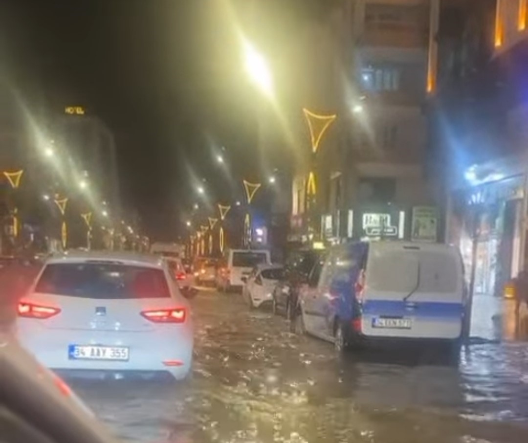 Van’da sağanak yağış etkili oldu, ev ve iş yerlerini su bastı