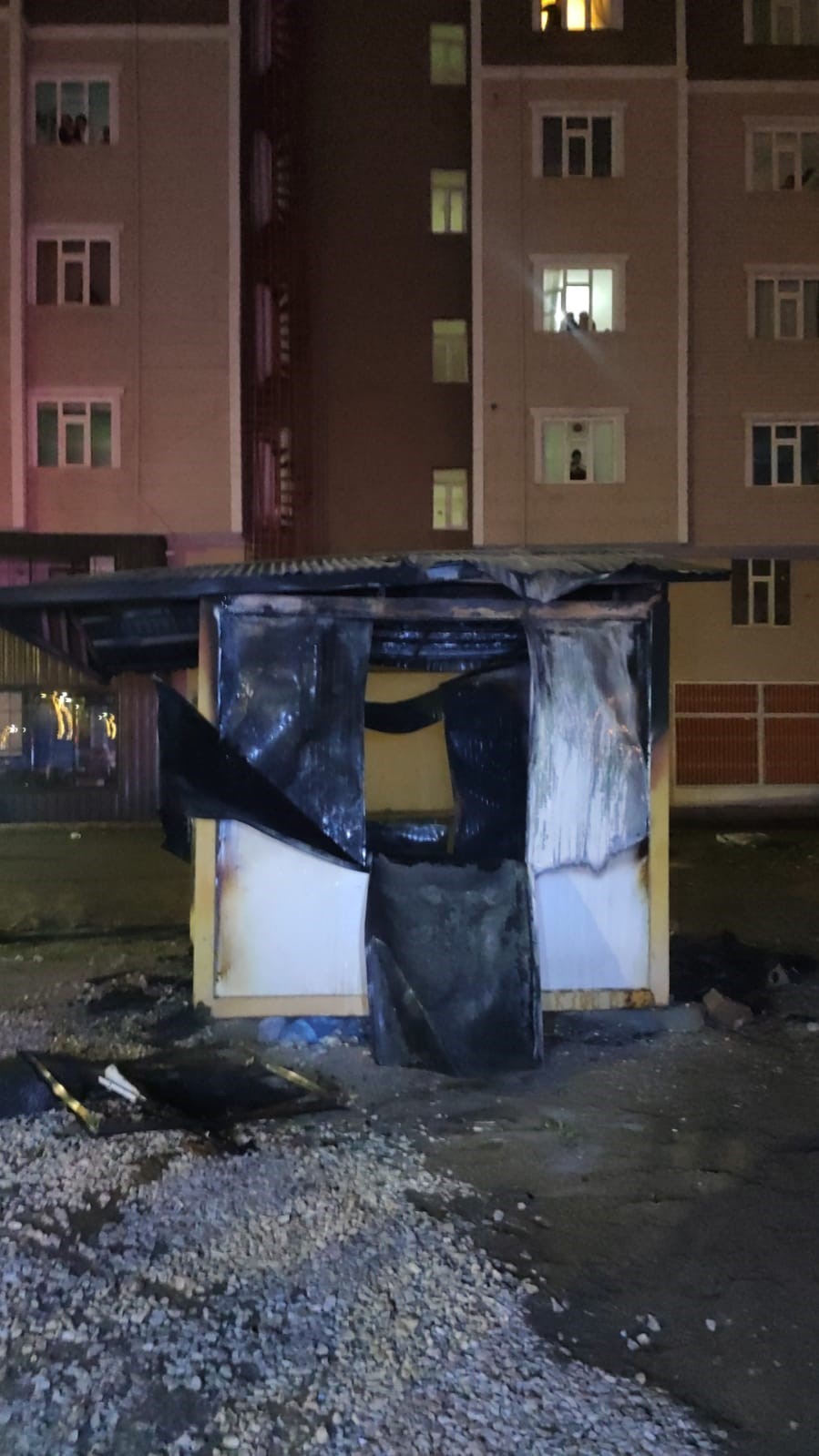 Otopark kulübesi alev alev yandı: 4 araç hasar gördü