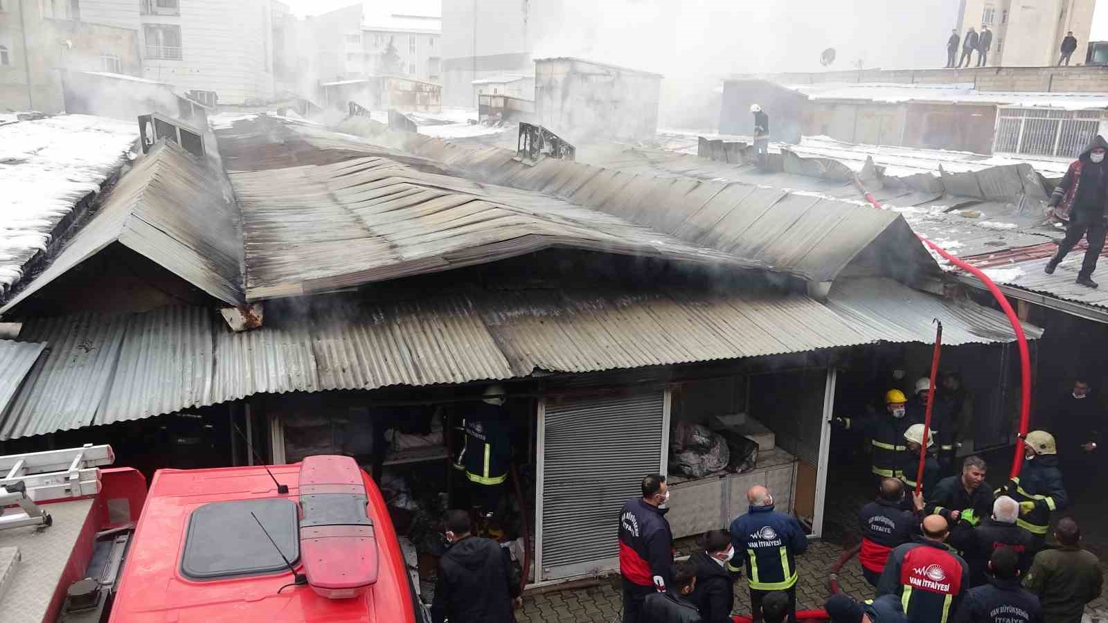 Vanlı esnafın yoğun duman altında malzeme kurtarma telaşı