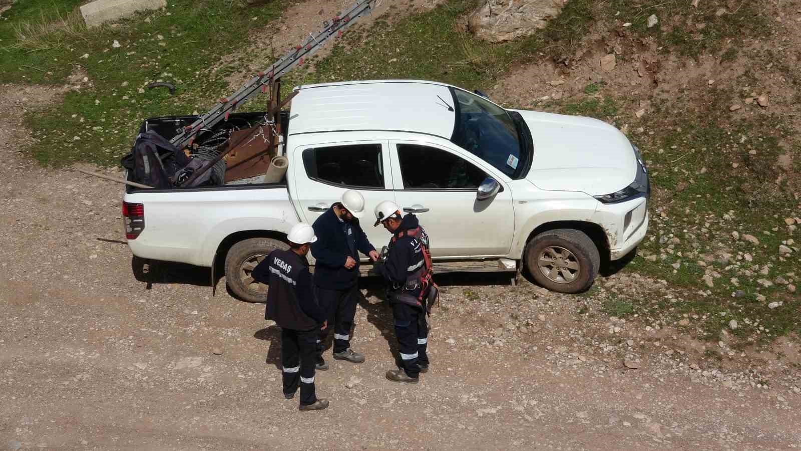 VEDAŞ personellerinin kırsal bölgede bayram mesaisi