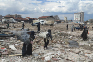 Hurdacıların enkazlar arsında ekmek mücadelesi