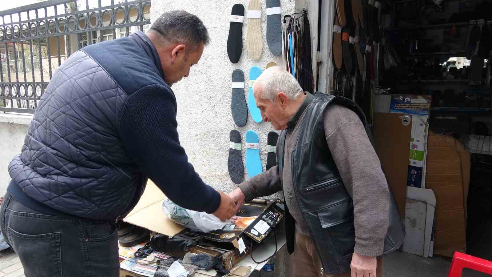 Çöpe atılan ayakkabıları tamir edip ihtiyaç sahiplerine veriyor