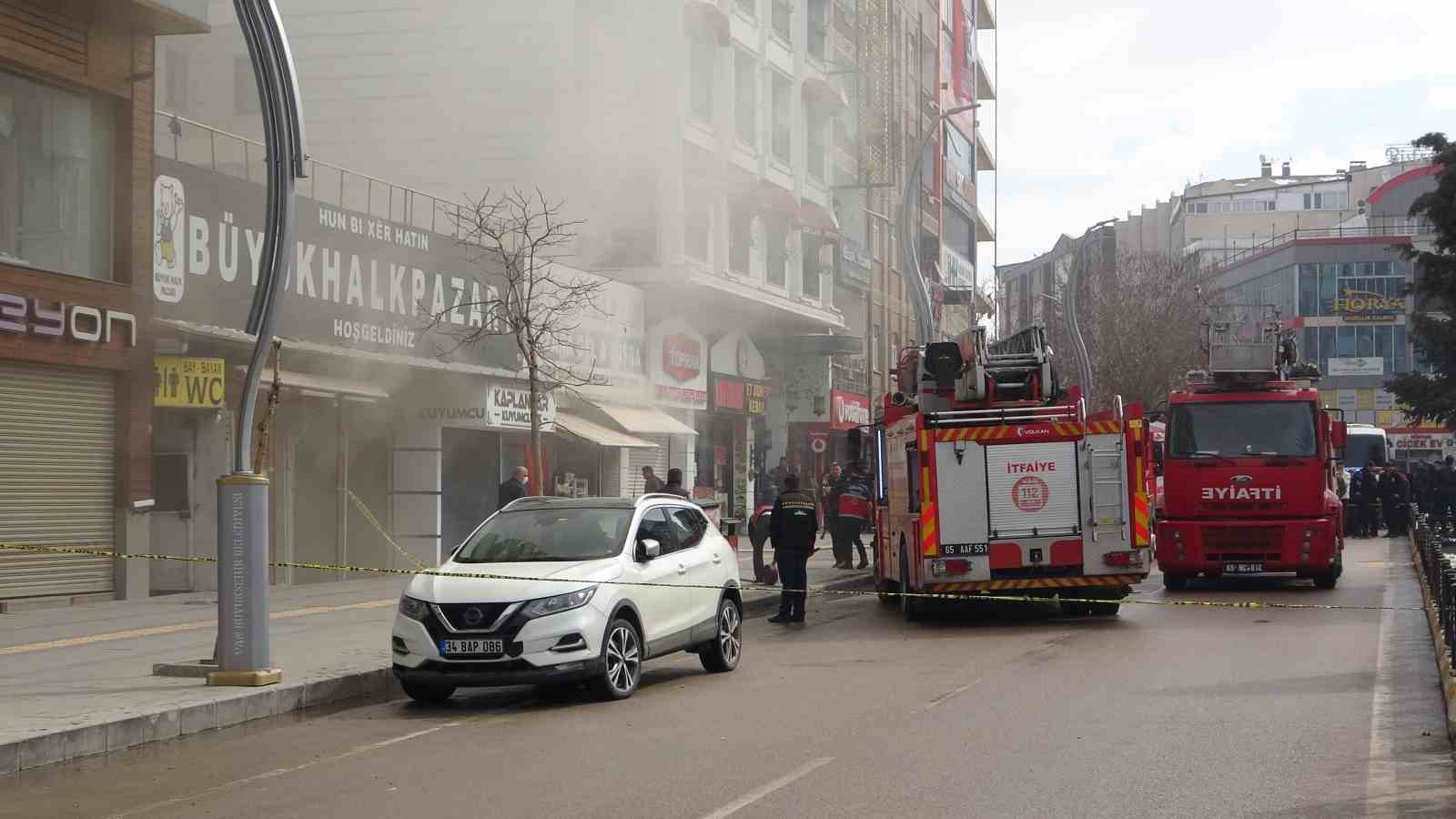 Büyük Halk Pazarı’ndaki yangın kontrol altına alındı