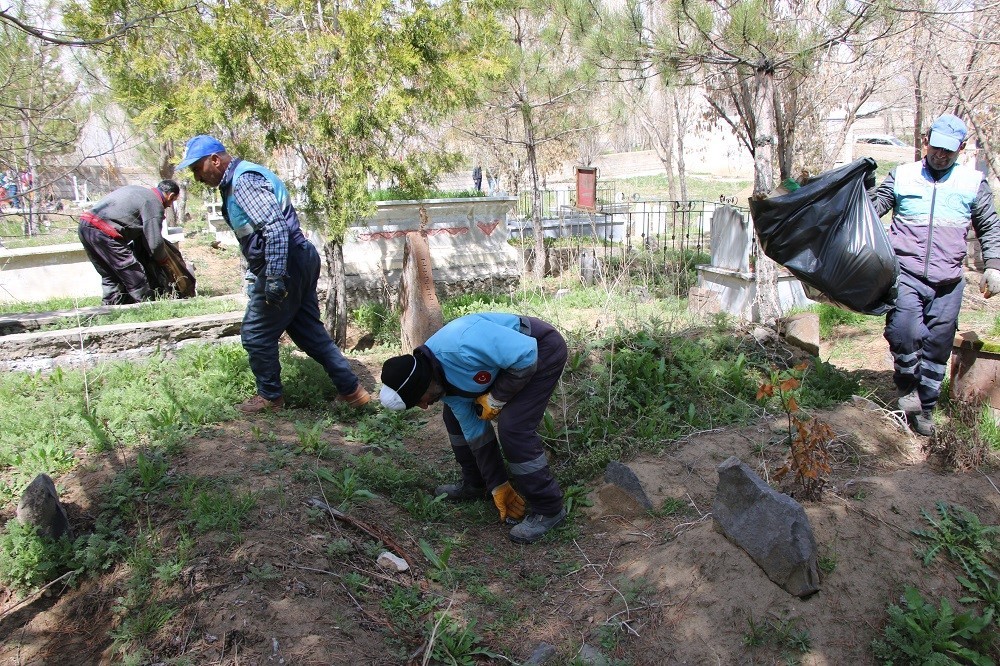 Erciş’te bayram öncesi mezarlıklarda temizlik çalışması