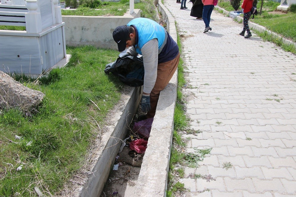 Erciş’te bayram öncesi mezarlıklarda temizlik çalışması