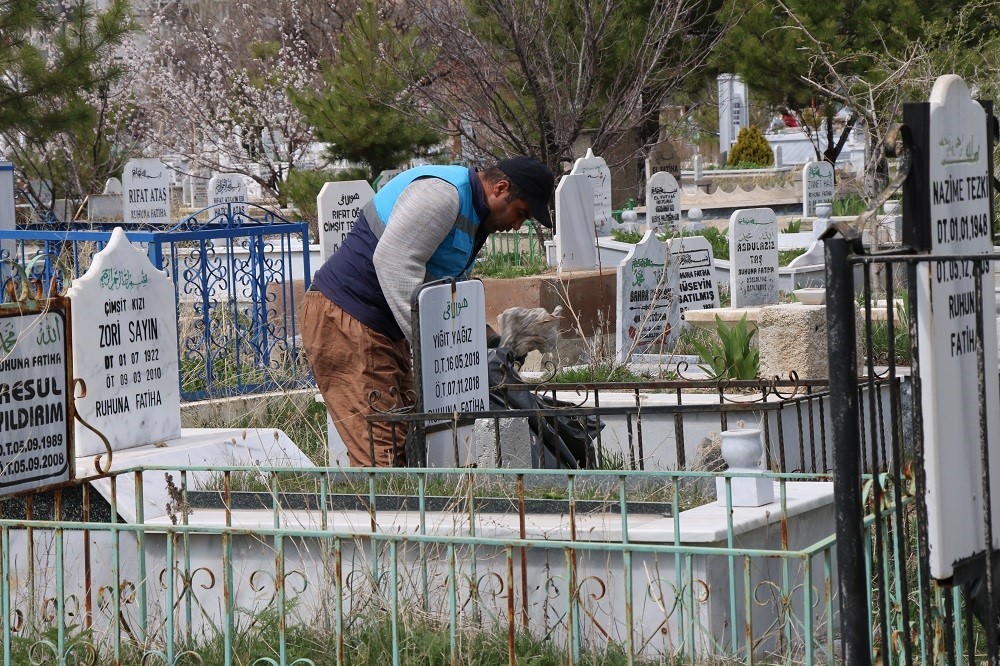 Erciş’te bayram öncesi mezarlıklarda temizlik çalışması