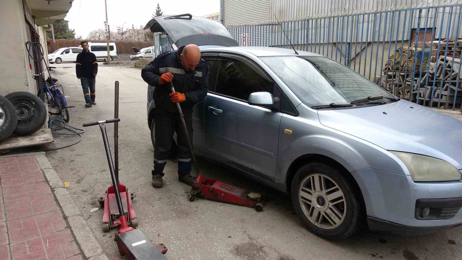 Van’daki oto lastikçilerde değişim yoğunluğu yaşanıyor