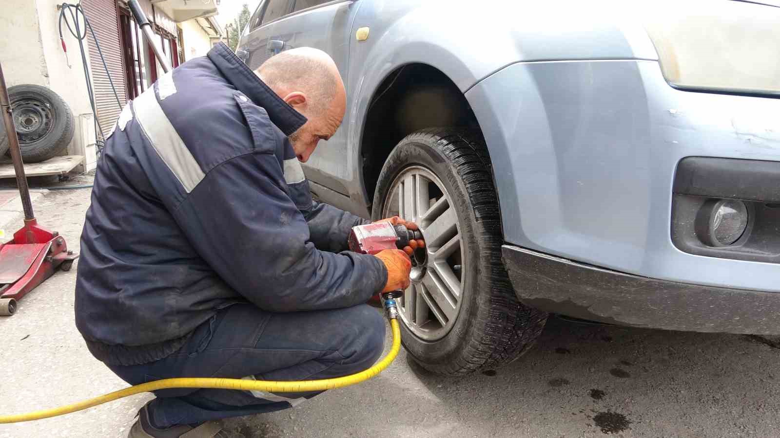 Van’daki oto lastikçilerde değişim yoğunluğu yaşanıyor