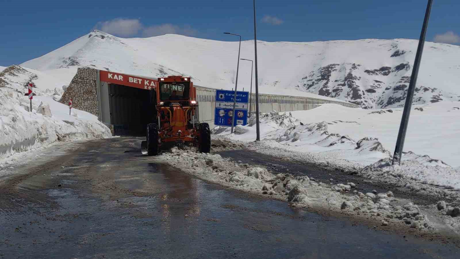 Nisan ayında Van-Bahçesaray yolunda karla mücadele