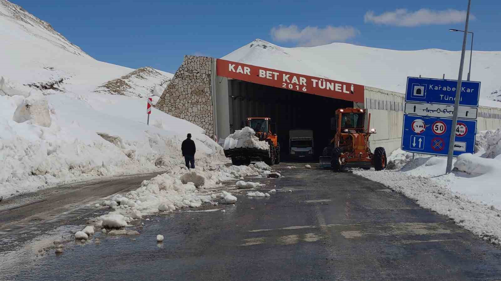 Nisan ayında Van-Bahçesaray yolunda karla mücadele