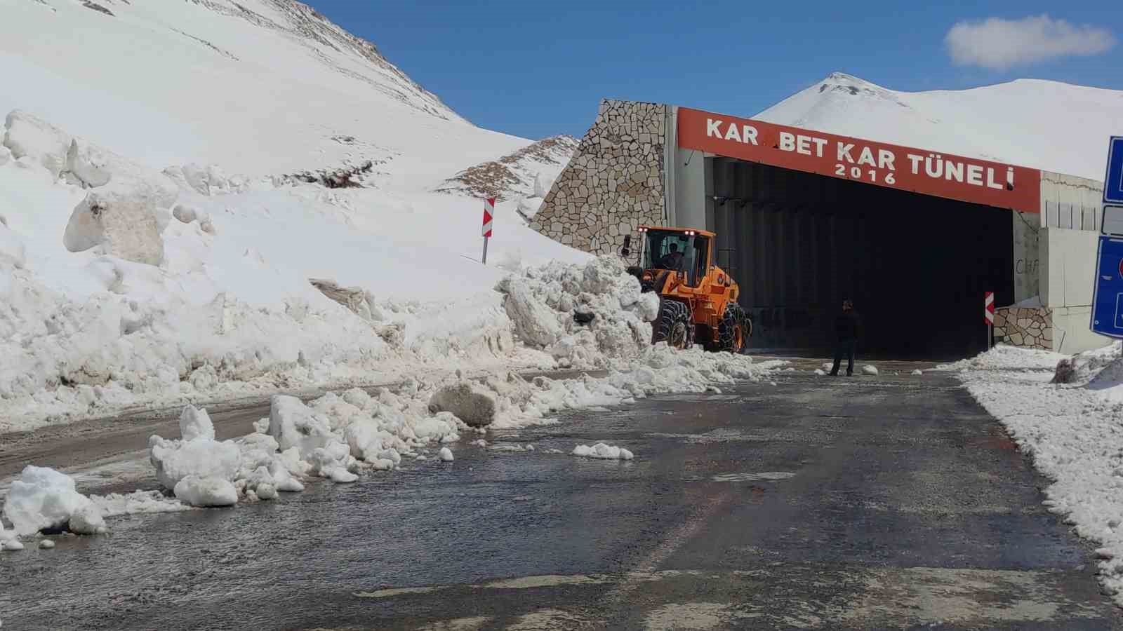 Nisan ayında Van-Bahçesaray yolunda karla mücadele