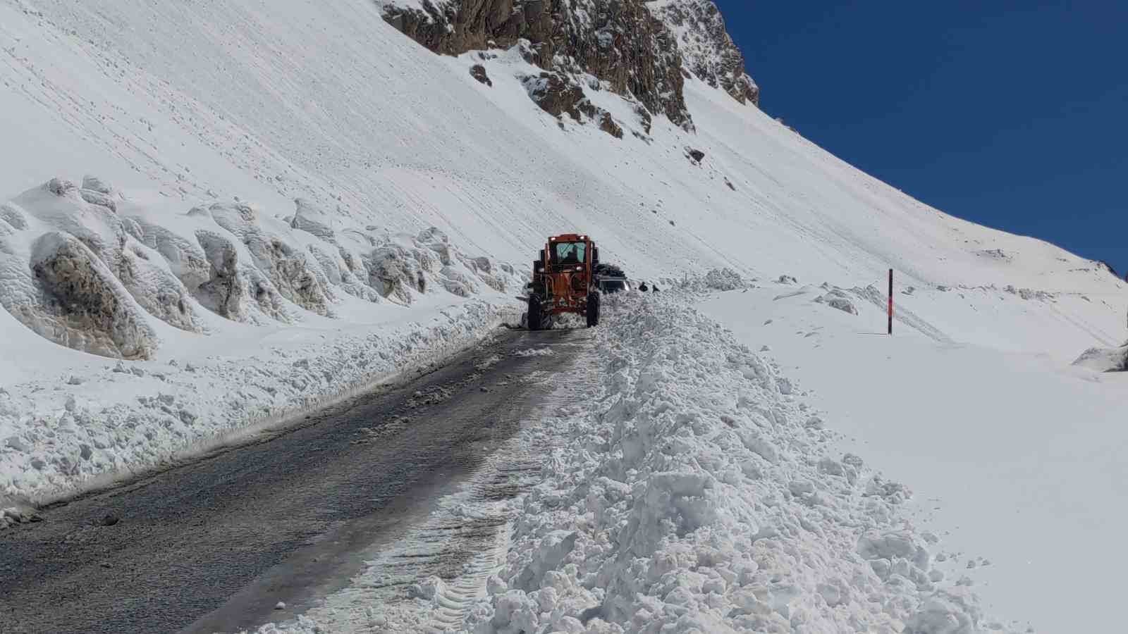 Van-Bahçesaray yolu tek şeritten ulaşıma açıldı