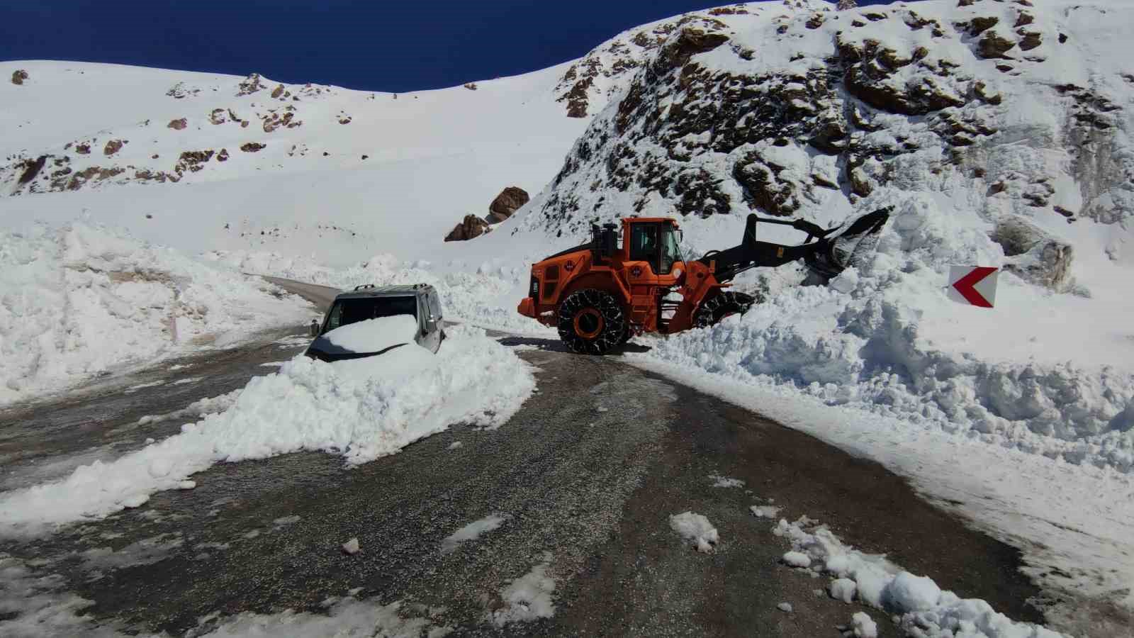 Van-Bahçesaray yolu tek şeritten ulaşıma açıldı