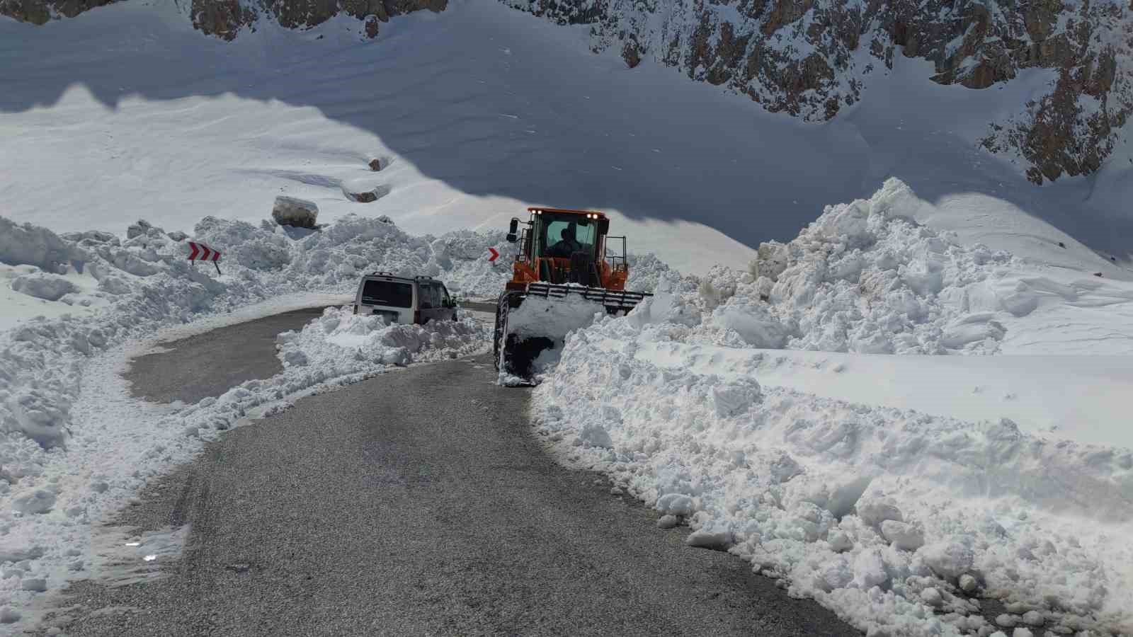 Van-Bahçesaray yolu tek şeritten ulaşıma açıldı