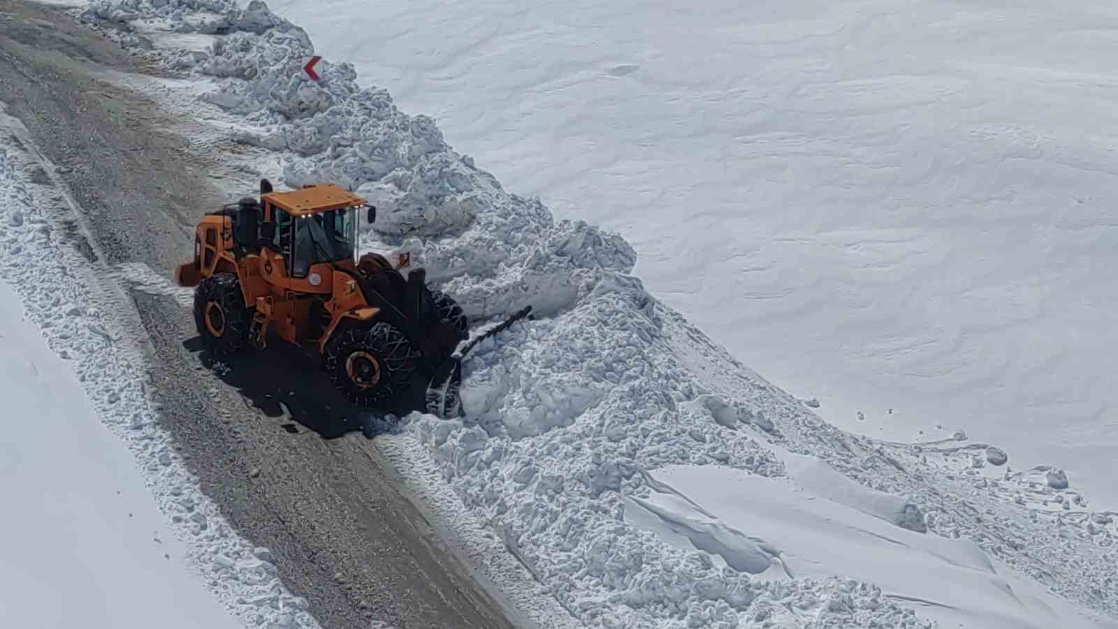 Van-Bahçesaray yolu tek şeritten ulaşıma açıldı