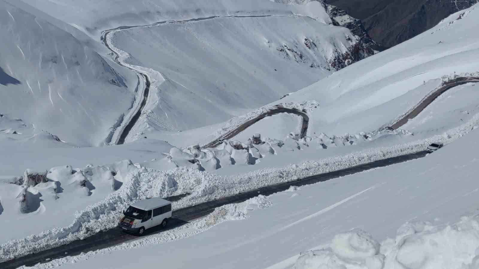 Van-Bahçesaray yolu tek şeritten ulaşıma açıldı