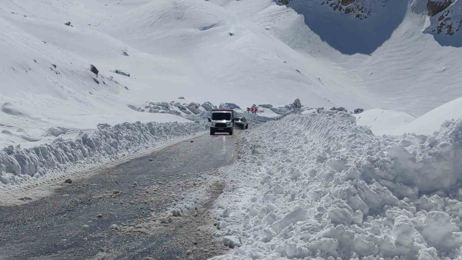 Van-Bahçesaray yolu tek şeritten ulaşıma açıldı