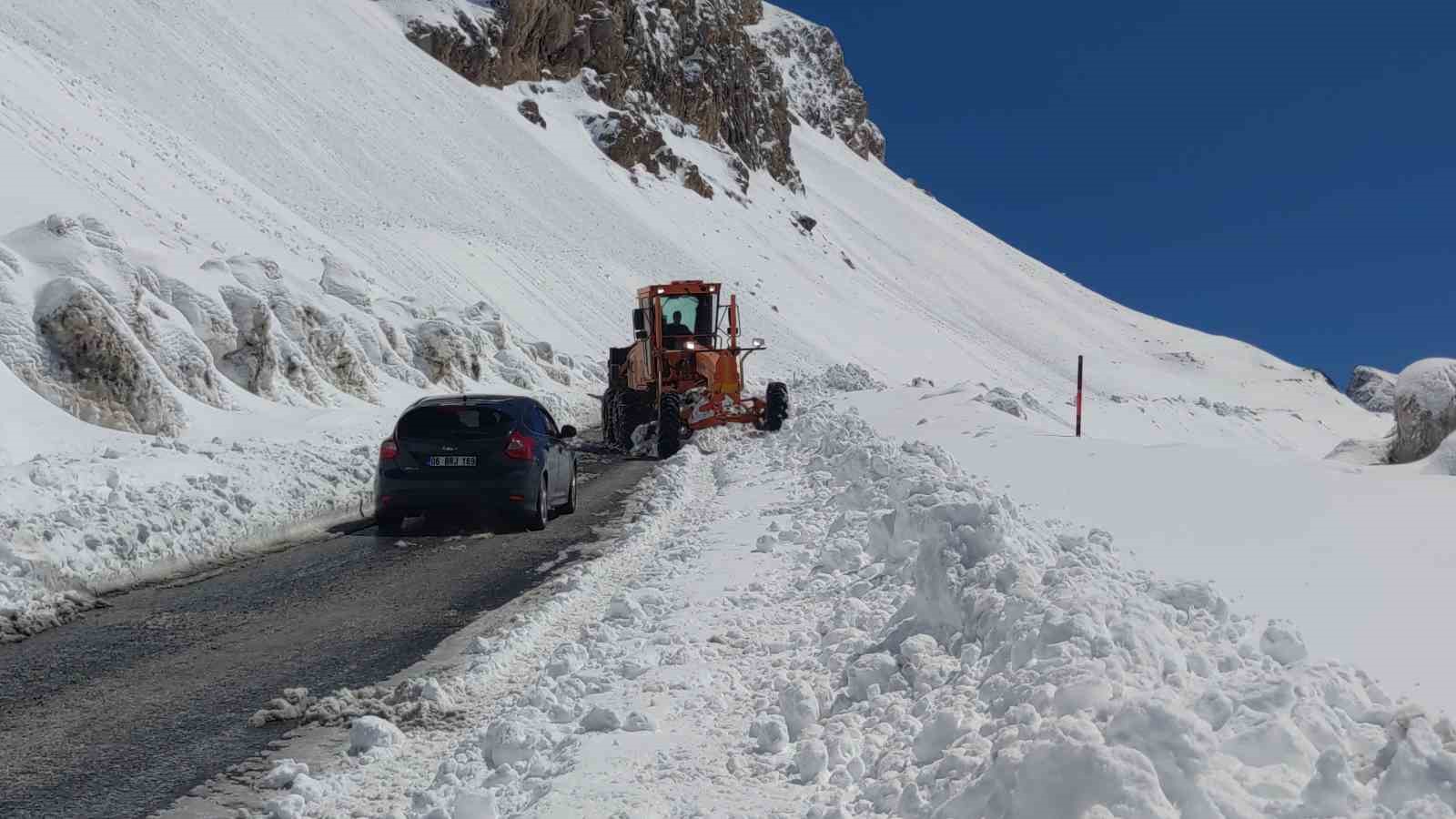 Van-Bahçesaray yolu tek şeritten ulaşıma açıldı