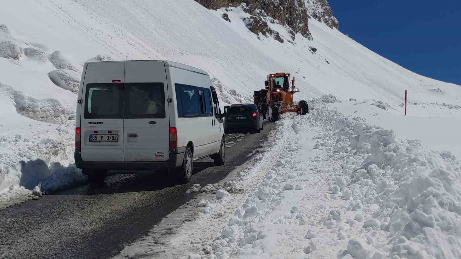 Van-Bahçesaray yolu tek şeritten ulaşıma açıldı