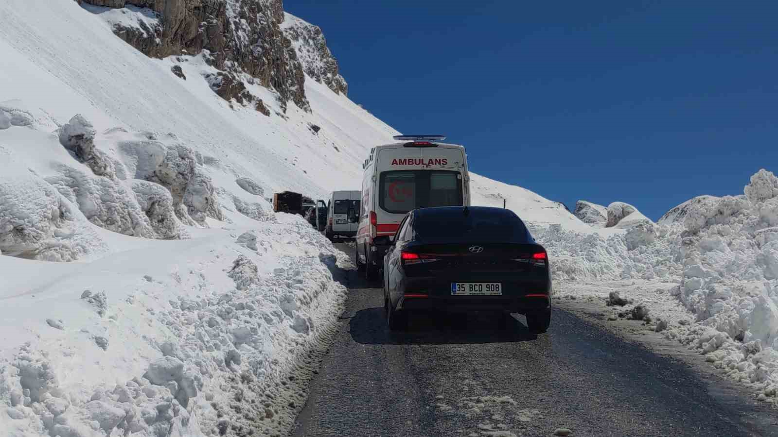 Van-Bahçesaray yolu tek şeritten ulaşıma açıldı